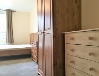 4 Bedrooms Flat to rent in 16 Wallis Close, London SW12 | £ 150 - Photo 1
