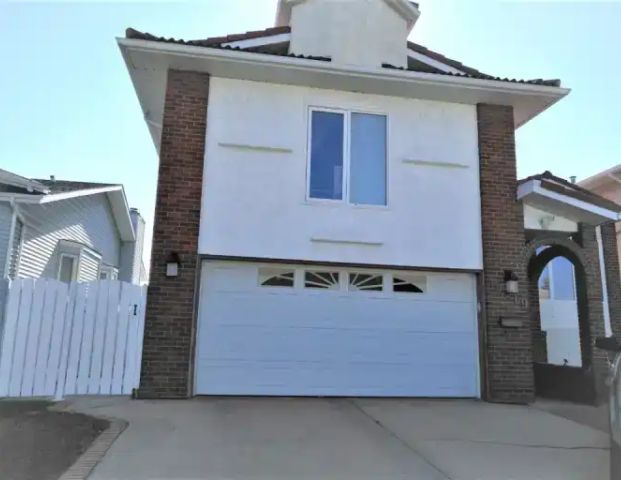 FIRST MONTH FREE! HUGE 2 bed main floor UTILITIES INCLUDED! | 12419 55 Street Northwest, Edmonton - Photo 1