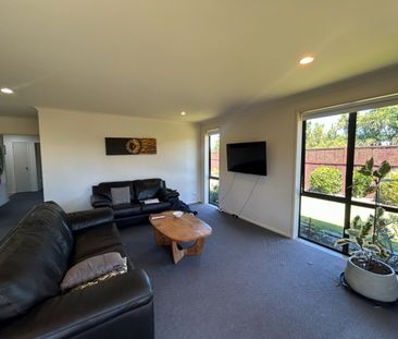 Family Living in the Heart of Papamoa. Papamoa - Photo 2