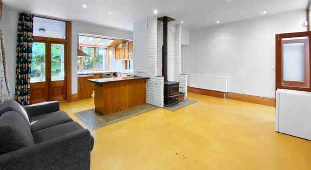 ST ALBANS - EIGHT BEDROOMS, TWO BATHROOMS, TWO KITCHENS - Photo 1