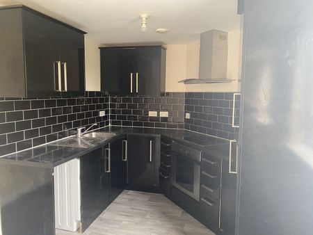 QUEENSWAY, BLETCHLEY - TWO BEDROOM - Photo 3
