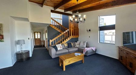 Fully furnished three bedroom home with spa pool! - Photo 5