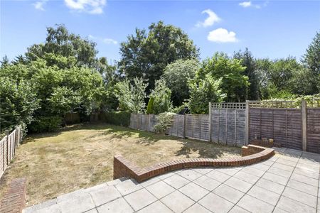 A 4 bedroom 2 bathroom semi-detached family home within walking distance of Chorleywood Common. Available from 29th October and offered unfurnished. - Photo 5