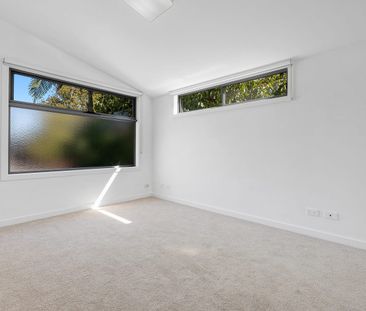 Spacious 3 Bed Townhouse with Courtyard and Secure Parking - Photo 3