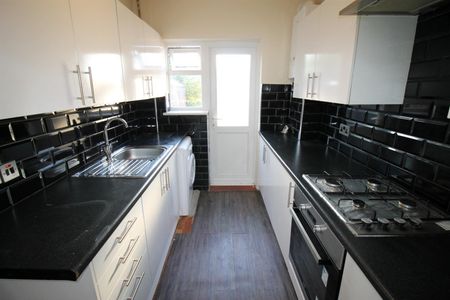 Hampshire Avenue Slough, SL1 - Photo 4