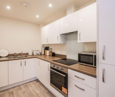 1 bed Flat To Let - Photo 5