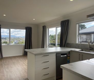 Spacious 4 Bedroom Home in Brookfield - Photo 5