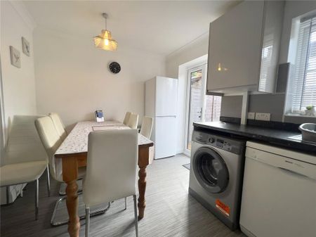 4 bedroom terraced house to rent - Photo 3