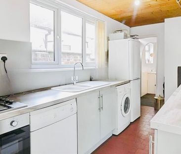 Well-presented 2-Bed Terraced House with Spacious Lounge/Diner – Cl... - Photo 4