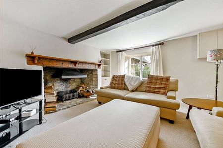 An impressive family home with tennis court in lovely edge of village setting - Photo 4