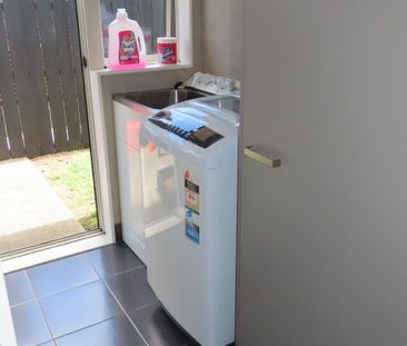 Comfortable Family Home close to everything - Photo 5