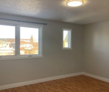 For Lease - 11 Rosenfeld Drive, Barrie, Ontario - Photo 2