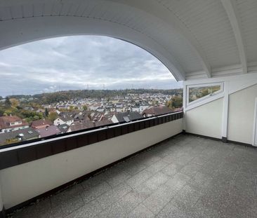 Hochwertig renovierte 2,5-Zimmer-Wohnung mit großer Loggia, Einbauk... - Photo 1
