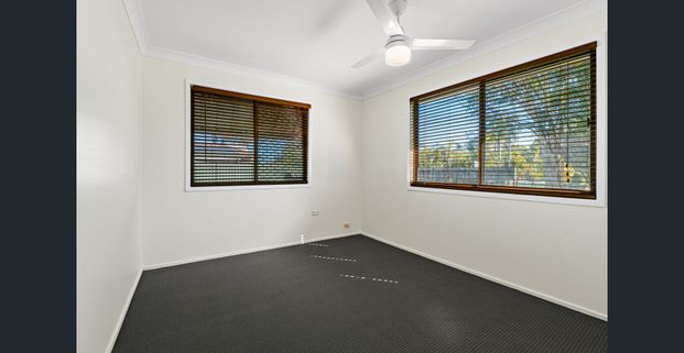 Spacious 4-Bedroom Home with Large Double Shed - Perfect for Tradesmen! - Photo 1