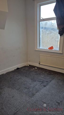 3 bedroom flat to rent - Photo 4
