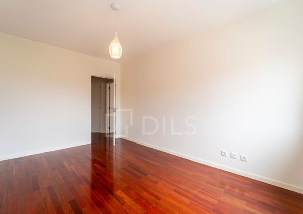 Apartamento T2 renovado para arrendar na Rua São João Bosco