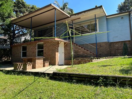 4 bedroom 2 bathroom house***Park on Hannah st for inspection*** - Photo 3
