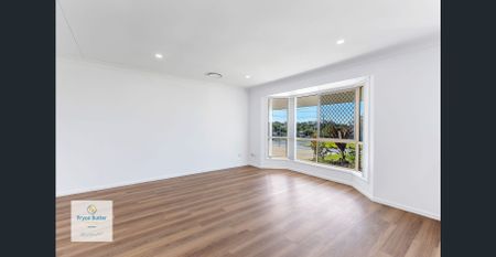 VIEWS TO STRADBROKE ISLAND... DUCTED AIR-CONDITONING IN ALL ROOMS... FANS TO ALL ROOMS... DISHWAHSER... BATH... REMOTE LOCK UP GARAGE... - Photo 2