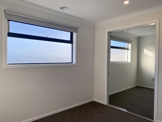 Beautifully presented 4 bedroom townhouse - WITH STUNNING POOL! - Photo 1