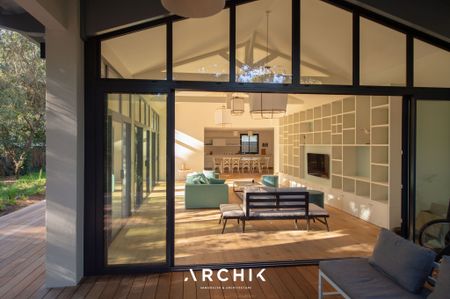 Architecture contemporaine d'inspiration Gaume, cette maison de 250 m2 se tient sur un beau terrain de 1180 m2 à proximité immédiate des plages du Pyla. - Photo 4