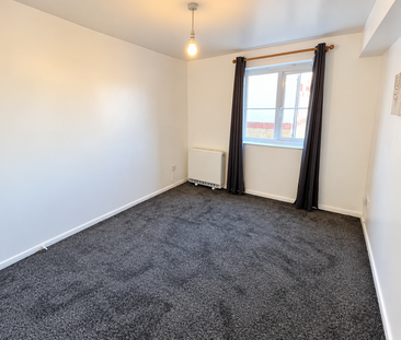 Two Bedroom Flat to Let in Grays, Essex RM17 6QG - Photo 4