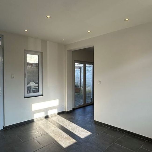 Appartement te huur in Péruwelz voor € 550 met 1 slaapkamer - Foto 1