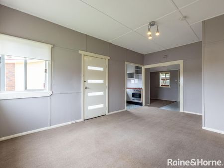 Two bedroom home in West Bathurst - Available 19/12/25 !!! - Photo 3