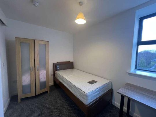 En-suite Room, In Gardner Street, Salford, M6 - Photo 1