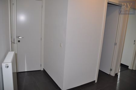 RUIM APPARTEMENT VAN +- 100 M² MET 2 SLPK EN BUREEL OP CENTRALE LOCATIE IN HASSELT - Photo 2