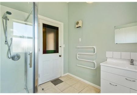 Large Character Four Bedroom Home – Ideal for Students. - Photo 5