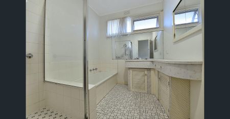 Charming 3-Bedroom Home with Large Backyard - Photo 5