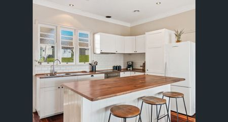 4 Bedroom Cottage in Great Location - Photo 2