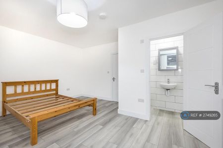 4 bedroom flat to rent - Photo 2