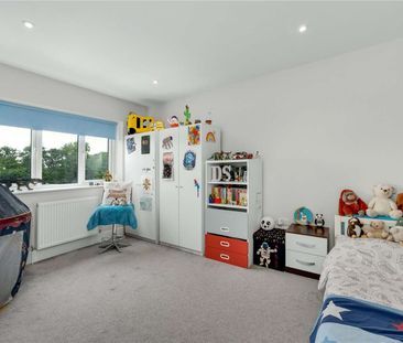 Modern three bedroom home situated within close proximity to Esher,... - Photo 2