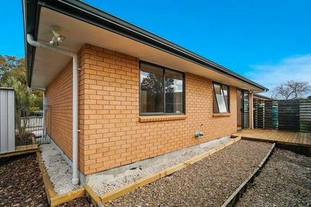 Modern and tidy brick &tile 2 bdrm+2 car parks - Photo 5