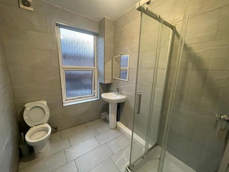 Autumn Grove, Hyde Park, Leeds - Photo 4