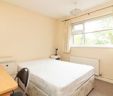 4 bedroom semi-detached house to rent - Photo 4