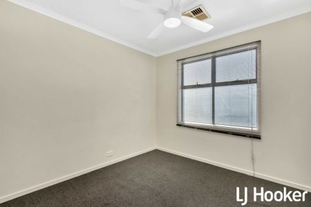 Stunning Townhouse - Photo 4