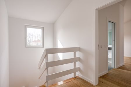 Newly refurbished three bedroom townhouse in Estoril - Photo 5