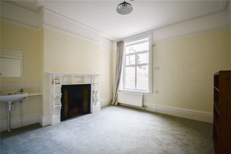 Well presented 5/6 bedroom terraced house to rent in the centre of Cambridge, within walking distance of the Railway Station. Rear enclosed garden with patio area. GCH. Driveway Parking. Local amenities close by. Unfurnished. - Photo 5