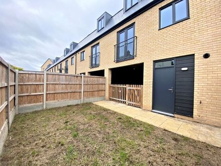 A very spacious three bedroom townhouse, close to Huntingdon town centre. The property is finished to a modern standard, with carport and enclosed garden. A short walk from Huntingdon Train Station and close to an array of local amenities, the A1307 and A14 to Cambridge and Peterborough. - Photo 2