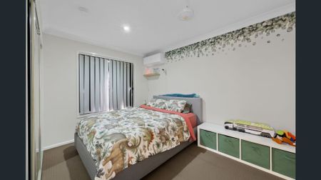 Spacious 4-Bedroom, 2-Living Gem with Solar - Photo 5