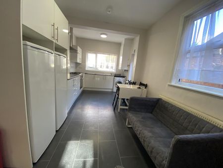 1 bedroom in a house share to rent - Photo 3
