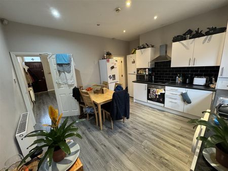 Newport Mount, Burley, LS6 3DB, Leeds - Photo 4