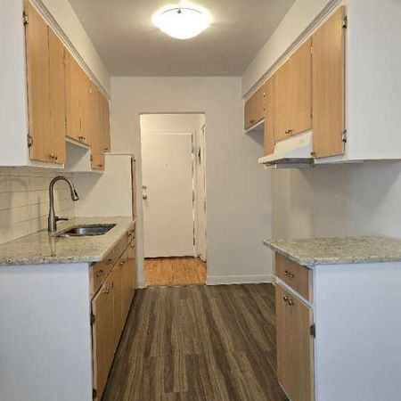 5 1/2 Renove Chauffé, Eau Chaude Entrée Laveuse et Sècheuse Decembre. - Photo 3