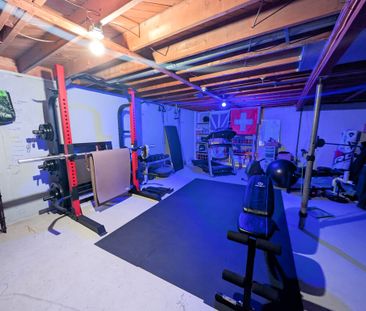 Spacious Fully Detached 4 Bedroom Home in Niagara Falls! - Photo 1