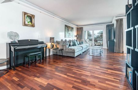 Luxurious Beachside Apartment in Puerto Banus, Marbella - Photo 2