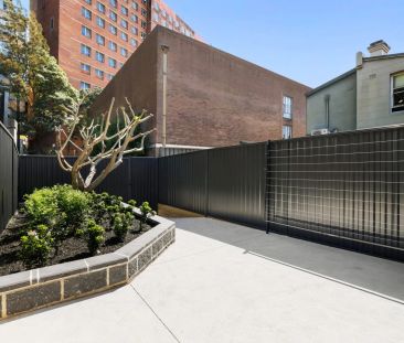 A sophisticated newly renovated terrace home located in a prime cit... - Photo 5