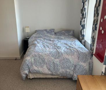 3 bedroom flat to rent - Photo 3