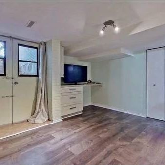 🏡 $1900 - A spacious private apartment with 1 Bed, 1 Bath & Parking - Photo 1